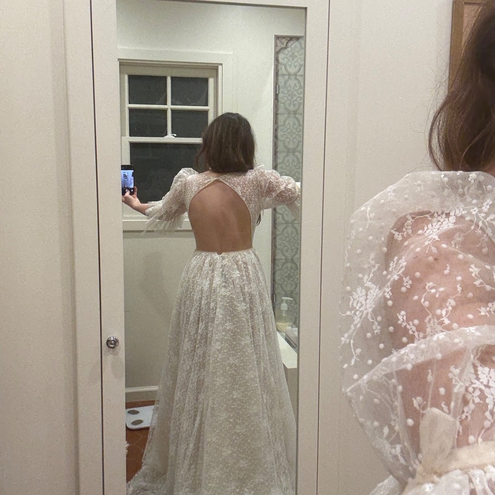 NEVER BEEN WORN BERTA LA WEDDING DRESS - Picture 2 of 9